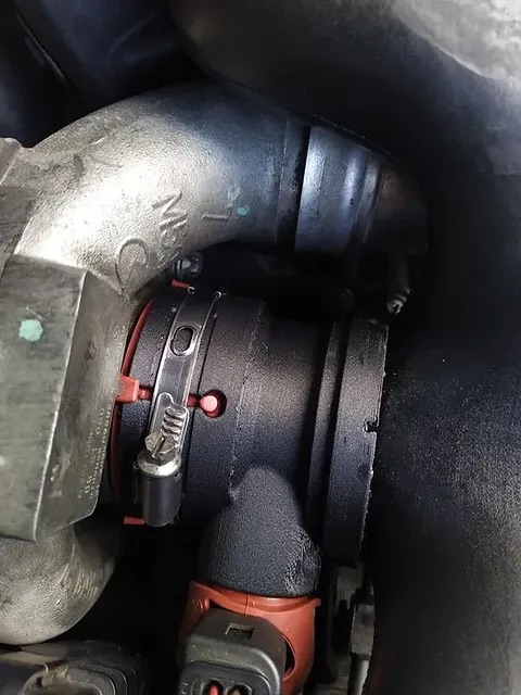 Close-up of the FIXHEN N1013 replacement end installed on an OM642 intake duct